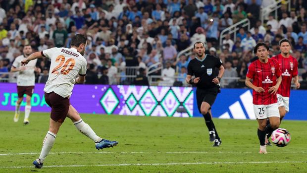 Manchester City's Portuguese midfielder #20 Bernardo Silva kicks the ball to score his team's third goal during the FIFA Club World Cup football semi-final match between England's Manchester City and Japan's Urawa Red Diamonds at King Abdullah Sports City in Jeddah on December 19, 2023. (Photo by Giuseppe CACACE / AFP)