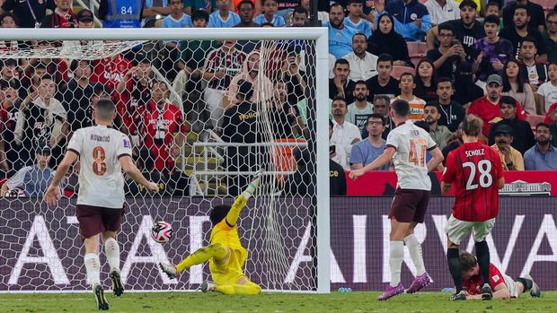 Urawa's Japanese goalkeeper #01 Shusaku Nishikawa concedes a goal during the FIFA Club World Cup football semi-final match between England's Manchester City and Japan's Urawa Red Diamonds at King Abdullah Sports City in Jeddah on December 19, 2023. (Photo by Giuseppe CACACE / AFP)