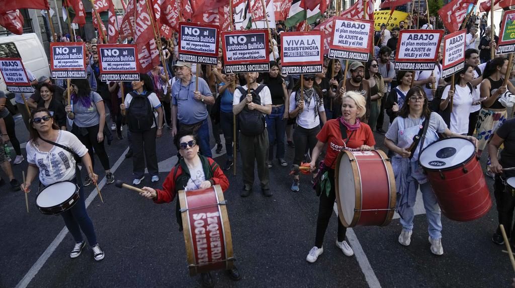 Aksi Warga Argentina Turun ke Jalan Protes Kebijakan Ekonomi Pemerintah Aksi Warga Argentina Turun ke Jalan Protes Kebijakan Ekonomi Pemerintah