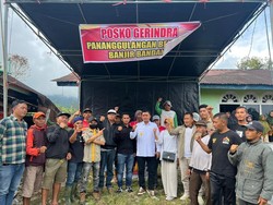 Andre Rosiade Beri Bantuan Rp 50 Juta ke Korban Bencana di Nagari Surian