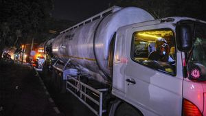 Antrean Panjang Truk buat Isi BBM