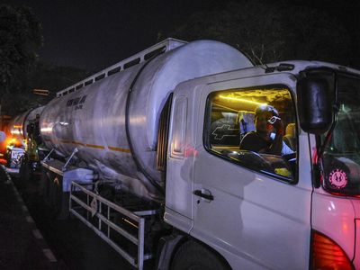 Antrean Panjang Truk buat Isi BBM