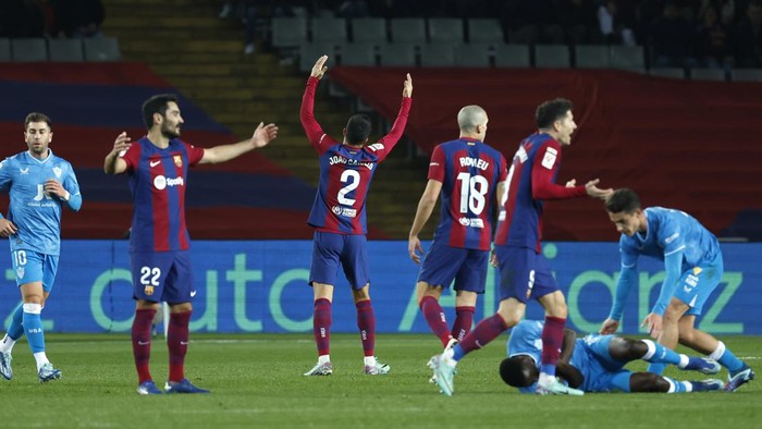 Barcelona players celebrate their victory at the Spanish La Liga soccer match between Barcelona and Almeria at the Olimpic Lluis Companys stadium in Barcelona, Spain, Wednesday, Dec. 20, 2023. (AP Photo/Joan Monfort)