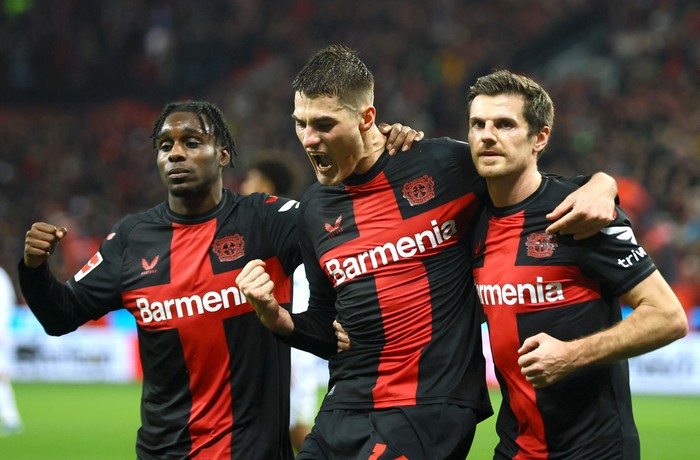 Soccer Football - Bundesliga - Bayer Leverkusen v VfL Bochum - BayArena, Leverkusen, Germany - December 20, 2023 Bayer Leverkusens Patrik Schick celebrates scoring their first goal with teammates Jeremie Frimpong and Jonas Hofmann REUTERS/Thilo Schmuelgen DFL REGULATIONS PROHIBIT ANY USE OF PHOTOGRAPHS AS IMAGE SEQUENCES AND/OR QUASI-VIDEO.