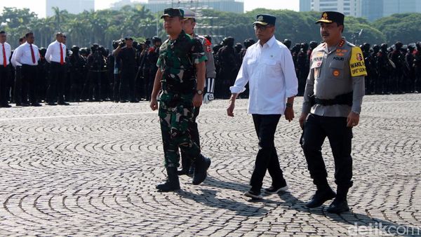 Momen Budi Karya dan Heru Budi Cek Kesiapan Pasukan Operasi Lilin