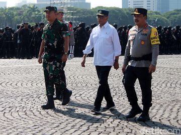 Momen Budi Karya dan Heru Budi Cek Kesiapan Pasukan Operasi Lilin