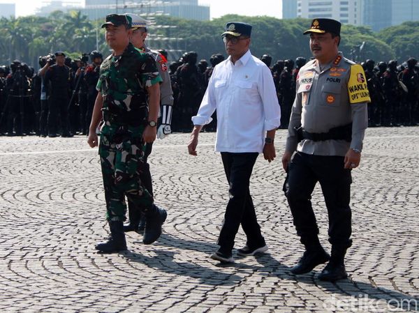 Momen Budi Karya dan Heru Budi Cek Kesiapan Pasukan Operasi Lilin
