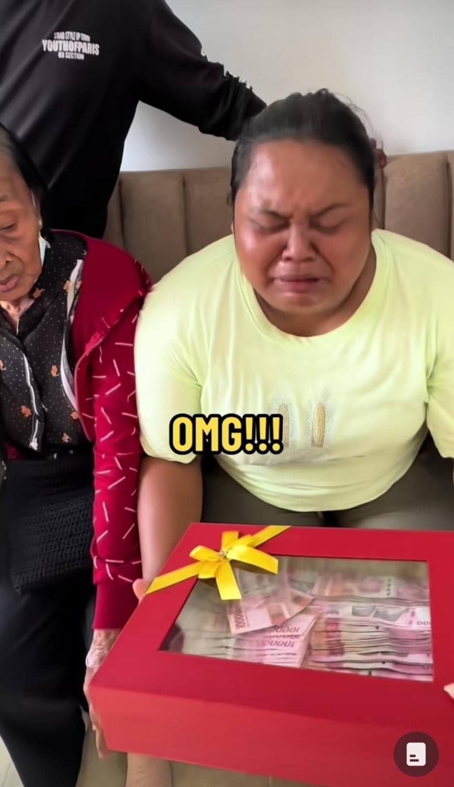 Bule AS hadiahi penjual donat rumah dan uang Rp155 juta