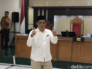 Momen Bupati Nonaktif Meranti Acungkan Jempol Seusai Divonis 9 Tahun Bui Momen Bupati Nonaktif Meranti Acungkan Jempol Seusai Divonis 9 Tahun Bui