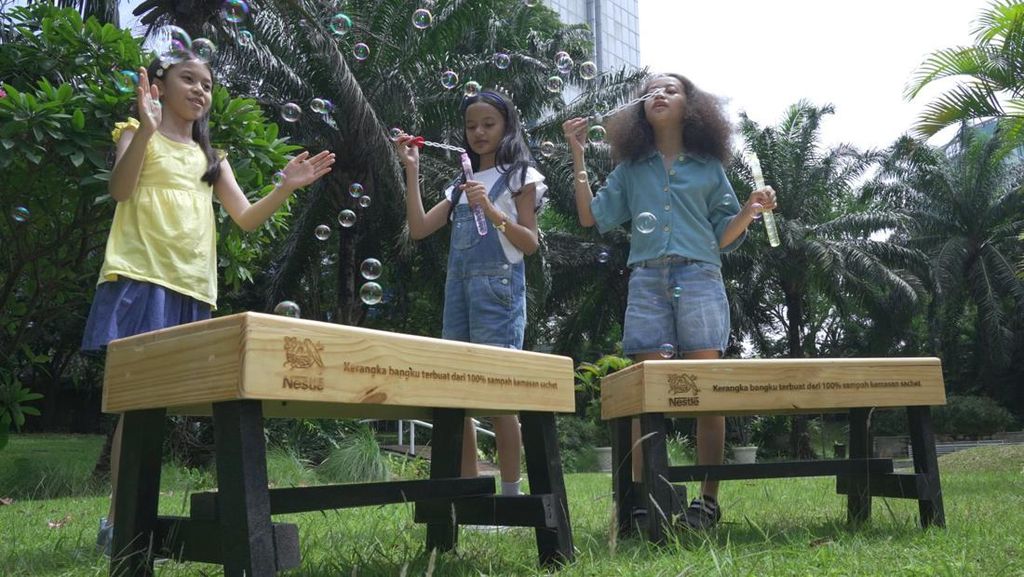 Edukasi Lingkungan Lewat Produk Daur Ulang Edukasi Lingkungan Lewat Produk Daur Ulang
