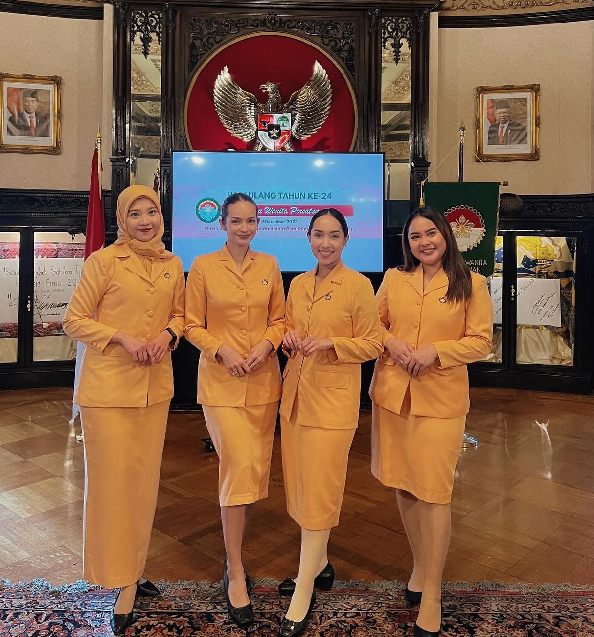 Enzy Storia Pakai Seragam Dharma Wanita