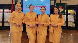6 Gaya Enzy Storia Pakai Seragam Dharma Wanita Setelah Jadi Istri Diplomat