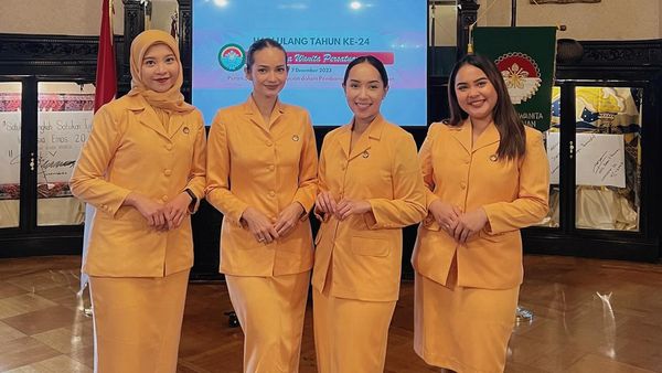 6 Gaya Enzy Storia Pakai Seragam Dharma Wanita Setelah Jadi Istri Diplomat