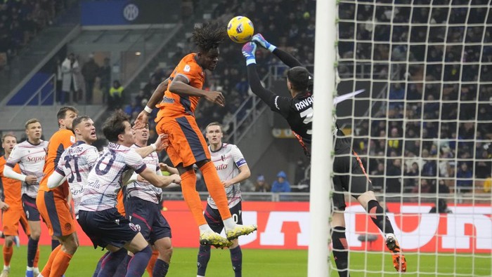 Bolognas goalkeeper Federico Ravaglia saves the ball during an Italian Cup round of 16 soccer match between Inter Milan and Bologna, at the San Siro stadium in Milan, Italy, Wednesday, Dec. 20, 2023. (AP Photo/Luca Bruno)