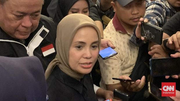Istri calon presiden nomor urut 3 Ganjar Pranowo, Siti Atiqoh Supriyanti mengaku setuju dengan pernyataan Mahfud MD yang menyebut banyak suami terjerat korupsi karena tuntutan istri.