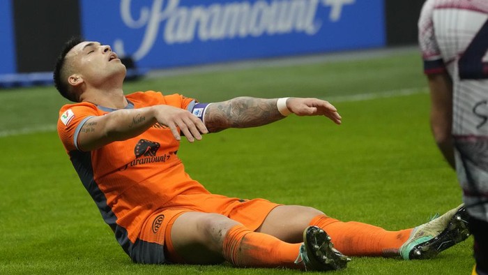 Inter Milans Lautaro Martinez reacts after missing a scoring chance during an Italian Cup round of 16 soccer match between Inter Milan and Bologna, at the San Siro stadium in Milan, Italy, Wednesday, Dec. 20, 2023. (AP Photo/Luca Bruno)