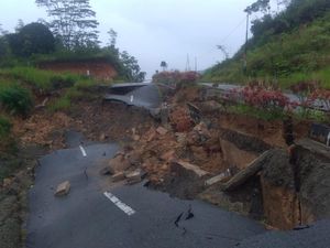 Info Lur! Jalan di Kerinci Jambi Amblas Dampak Hujan Deras