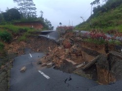 Info Lur! Jalan di Kerinci Jambi Amblas Dampak Hujan Deras