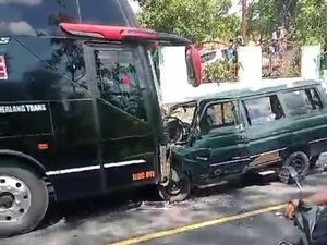 Brak! Tabrakan Bus Vs Mobil di Jalan Wonosari Patuk