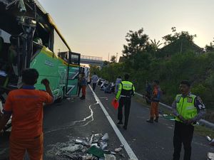 Bus Rombongan SMP Tabrak Truk di Tol Karanganyar, Ini Daftar Korbannya Bus Rombongan SMP Tabrak Truk di Tol Karanganyar, Ini Daftar Korbannya