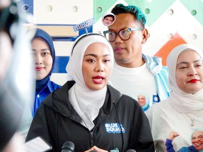 Kenakan Aksesori Bolone Gibran, Zita Anjani & Artis PAN Datangi Bawaslu