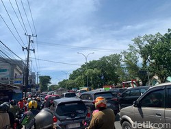 Jalan Perintis-Urip Sumoharjo Makassar Macet Parah, Kendaraan Mengular 4 Km