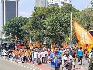 Massa Buruh Long March ke Kedubes AS, Lalin Medan Merdeka Selatan Macet