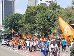 Massa Buruh Long March ke Kedubes AS, Lalin Medan Merdeka Selatan Macet