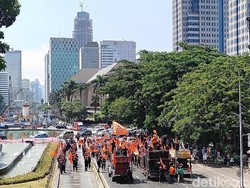 Massa Buruh Tiba di Patung Kuda, Lalu Lintas Padat Merayap