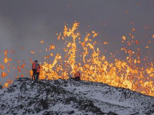 Melihat Lebih Dekat Lava Letusan Gunung Berapi di Islandia