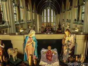 Melihat Persiapan Gereja Katedral Jelang Natal Melihat Persiapan Gereja Katedral Jelang Natal