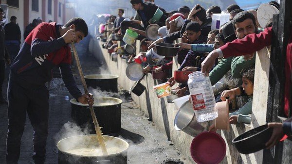 Miris, 71% Warga Gaza Alami Kelaparan Akut Palestinians line up for a free meal in Rafah, Gaza Strip, Wednesday, Dec. 20, 2023. (AP Photo/Hatem Ali)