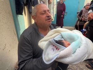 Momen Bayi Berusia 3 Hari di Gaza Selamat dari Serangan Udara Israel Momen Bayi Berusia 3 Hari di Gaza Selamat dari Serangan Udara Israel