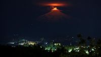 Pendar Cahaya Emas dari Gunung Berapi di Chile