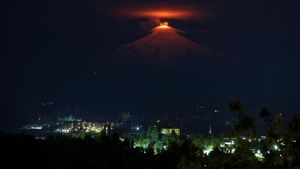 Pendar Cahaya Emas dari Gunung Berapi di Chile