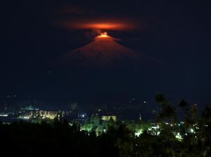Pendar Cahaya Emas dari Gunung Berapi di Chile