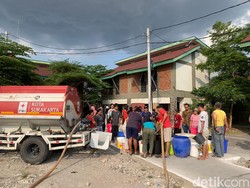 Bengawan Solo Tercemar Limbah Ciu, PMI Pasok Air Bersih ke Warga