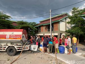 Bengawan Solo Tercemar Limbah Ciu, PMI Pasok Air Bersih ke Warga Bengawan Solo Tercemar Limbah Ciu, PMI Pasok Air Bersih ke Warga
