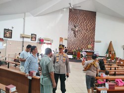 Polisi Cek Gereja di Tebet Pastikan Keamanan Jelang Natal
