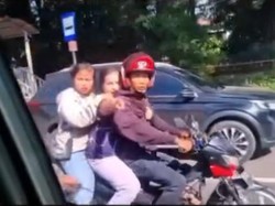 Barbar Anjal Serang Mobil Petugas Dinsos Makassar gegara Dirazia