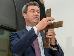 Salib Tetap Ditempatkan di Bangunan Umum di Bayern