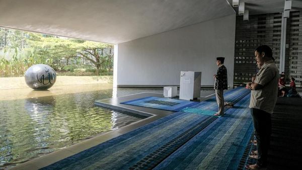 Wisata Religi Baru di Bandung Barat Itu Bernama Masjid Al Irsyad