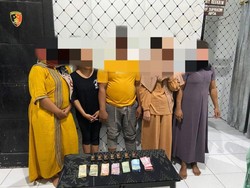 Gerebek Kos, Polisi Tangkap Emak-emak Asyik Main Judi Domino