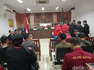Hakim Batasi Keluarga Saksikan Sidang Perdana 35 Terdakwa Bela Rempang Hakim Batasi Keluarga Saksikan Sidang Perdana 35 Terdakwa Bela Rempang