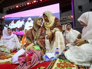 Saat Atikoh Diberi Air Doa di Pengajian Akbar Surabaya