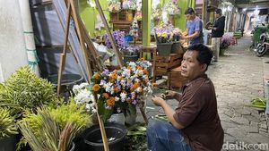Jelang Nataru Pasar Bunga Kayoon Ramai Pembeli