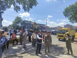 Perlawanan Sia-sia Pemilik Saat Rumahnya di Akses Exit Tol Malang Dieksekusi