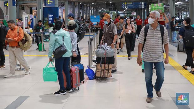 Suasana lalu lalang penumpang di Stasiun Senen, Jakarta, Kamis, (21/12/2023). (CNBC Indonesia/Muhammad Sabki)