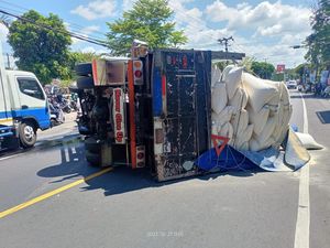Oleng, Truk Bermuatan Bekatul Terguling di Jalan Denpasar-Gilimanuk