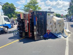 Oleng, Truk Bermuatan Bekatul Terguling di Jalan Denpasar-Gilimanuk